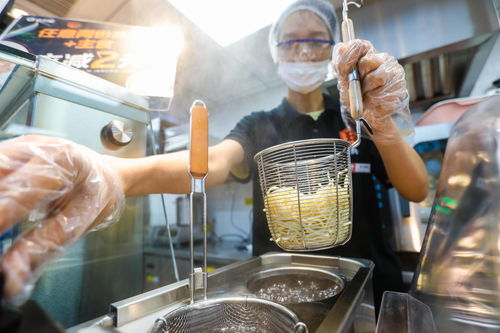 長(zhǎng)寧率先放開小型便利店兼營(yíng)餐飲服務(wù) 便利店現(xiàn)場(chǎng)煮面與歌舞活動(dòng)成新風(fēng)尚